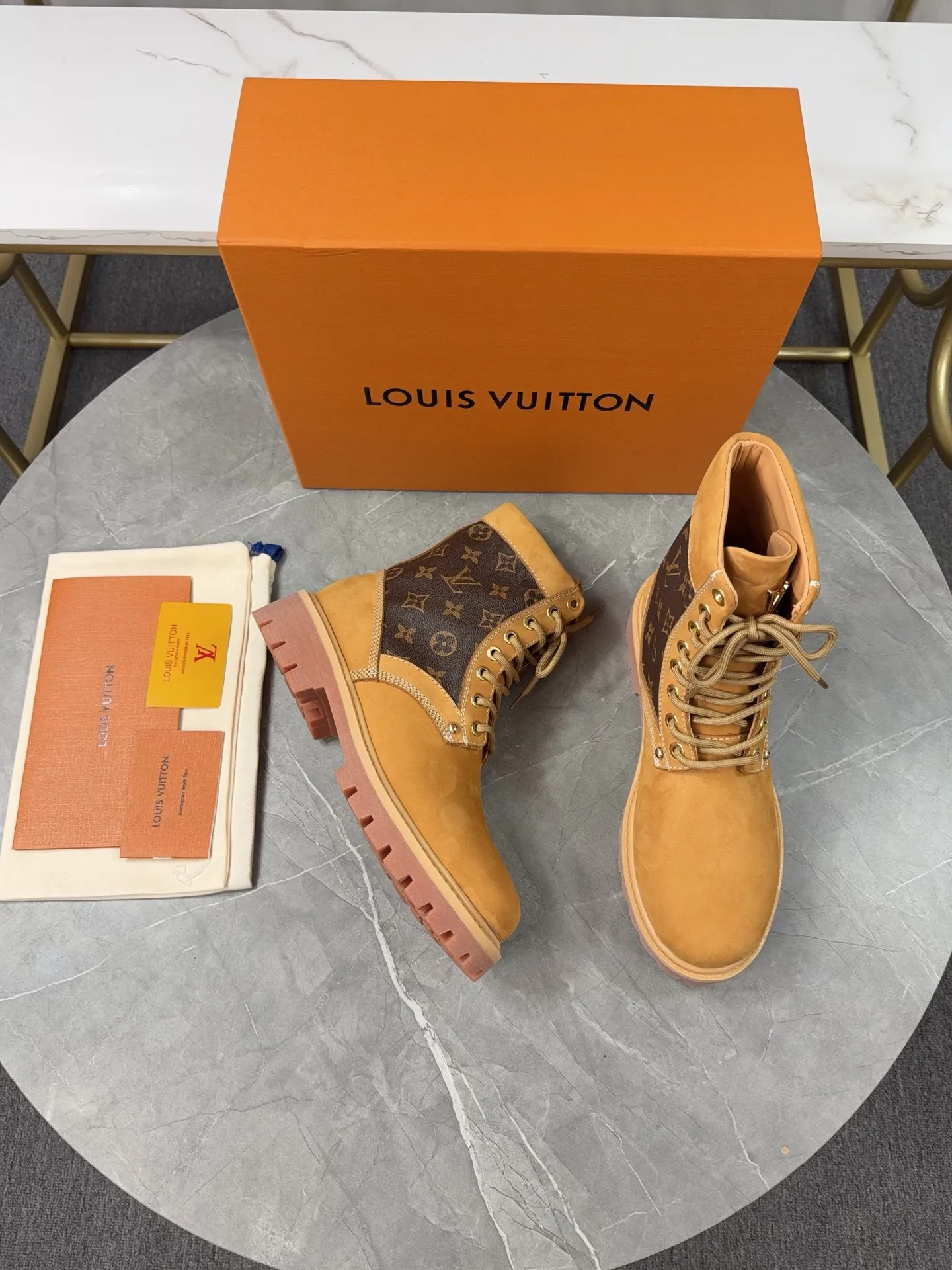 p720🐮🐮2025 top version: couple style LV presbyopia, embossed rhubarb boots, ankle boots, embossed waterproof nubuck cowhide boots, relying on the brand's exquisite craftsmanship to carefully reshape the classic T 6-inch boot shape in Italy to create an American-style autumn and winter men's and women's wear show. The original laces and outsole are exquisitely detailed, and the leather label expresses the cooperation logo. Exquisite packaging at the delivery counter🛍📦 ▪️Fabrics: Original customized imported first-layer cowhide ▪️Inner lining: Original customized leather lining/mesh lining ▪️Outsole: Original molded anti-slip rubber material ▪️Sole thickness: 3.5CM ▪️Size: 35-40 for women and 39-46 for men